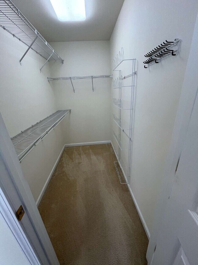 Building Photo - "Charming 3-Bed Townhouse with Granite Tou...