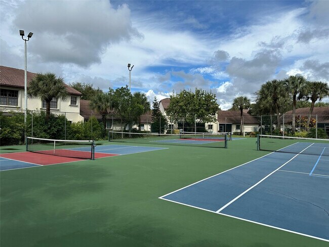 Building Photo - 3024 Lucerne Park Dr