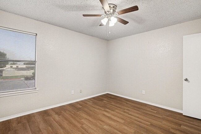 Building Photo - 3301 Aurora St