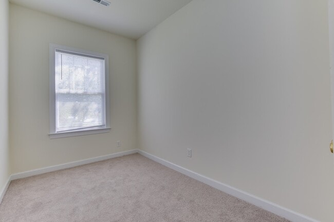 Building Photo - 955 Poquoson Ave