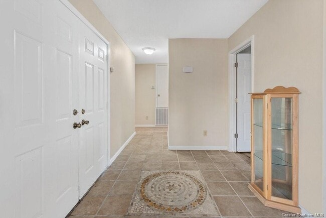 Building Photo - 4900 E St Charles Ave