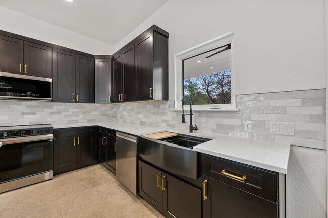 Building Photo - 830 Woodland Hills Dr
