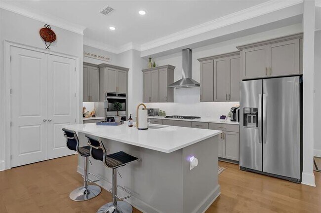 Building Photo - 144 Village Green Ave