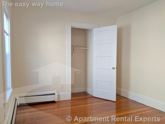 Building Photo - Nicely Updated Top Floor Two Bed Near Davi...