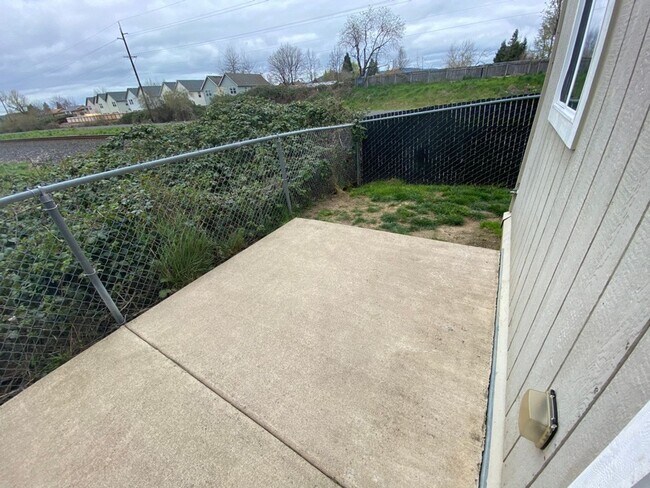 Building Photo - large 3 Bedroom 2.5 Bath Springfield duplex