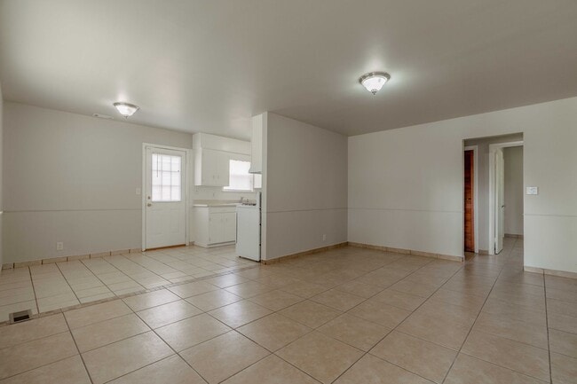 Building Photo - Minutes from Downtown Emma!!! Cozy 2 bedro...