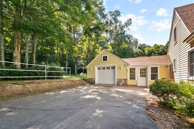 Building Photo - 26 Great Hillwood Rd