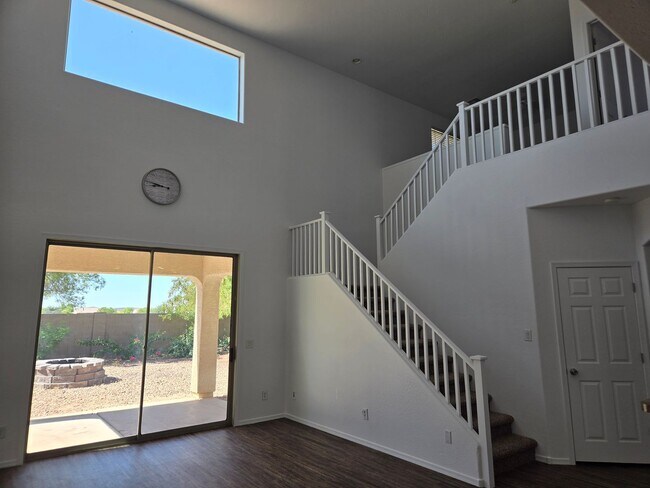 Building Photo - Spacious 4 bed, 3 full bath home in New Ri...