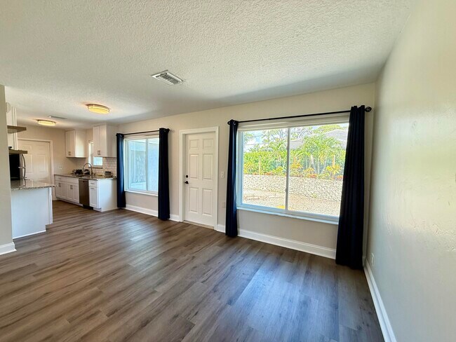 Building Photo - 1615 Crest Dr
