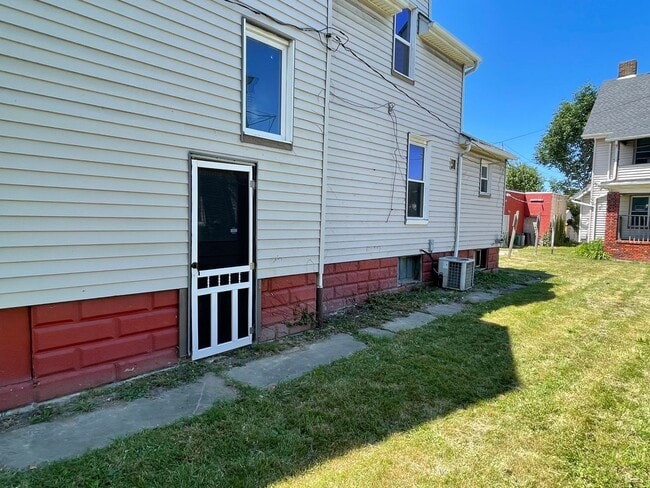 Building Photo - 4 bedroom home ready now!