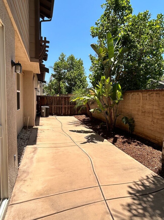 Building Photo - 3 bed 2 car garage condo for rent in Murrieta