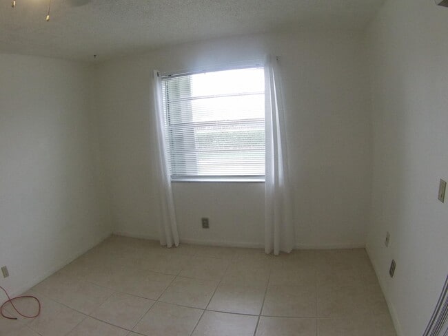 Building Photo - 556 Capri L