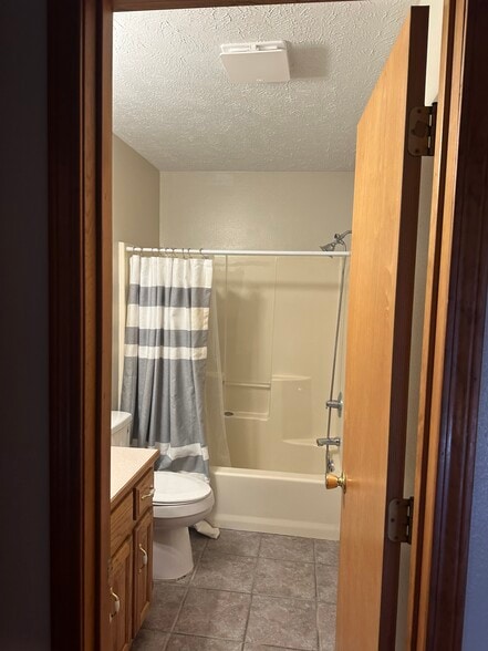 Building Photo - 1256 W Bluegrass Rd