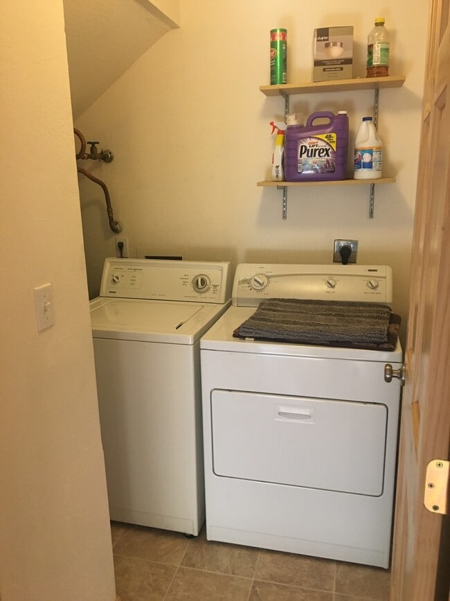 Building Photo - Beautifully Appointed Furnished One Bedroom Condo