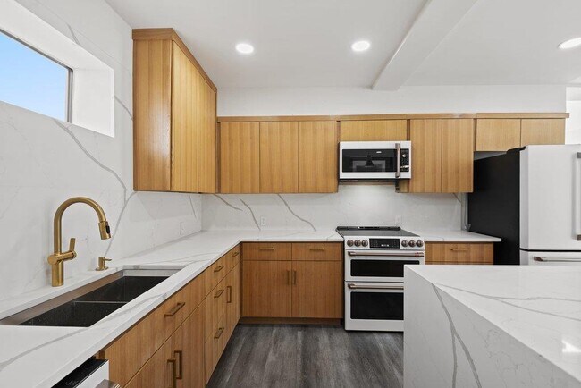 Building Photo - 8610 Grandview Dr