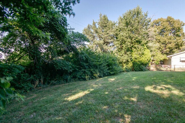 Building Photo - 1816 Elaine Dr