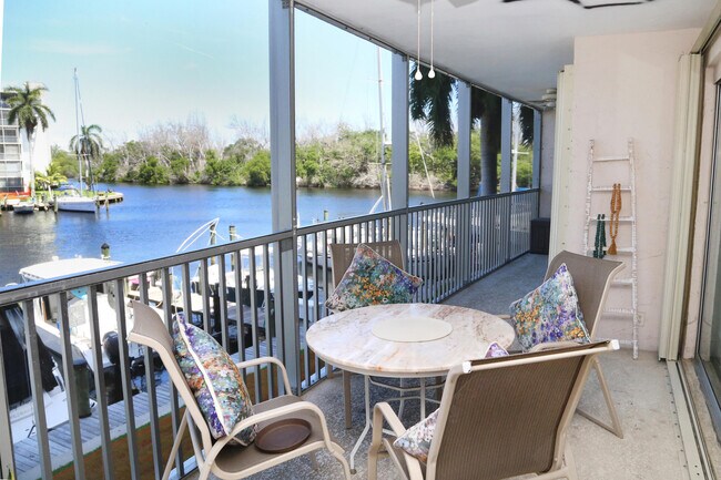 Building Photo - 1537 E Hillsboro Blvd