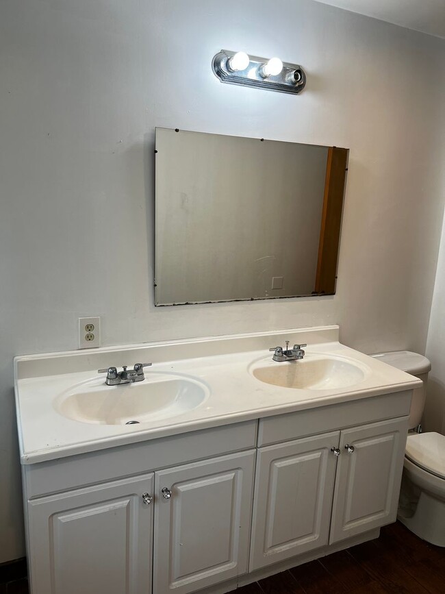 Building Photo - 2 Bedroom 1 Bath Duplex for Rent with Util...