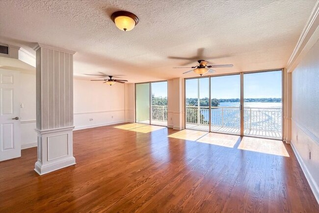 Building Photo - Executive Lakefront Living – 3 Bed, 2.5 Ba...