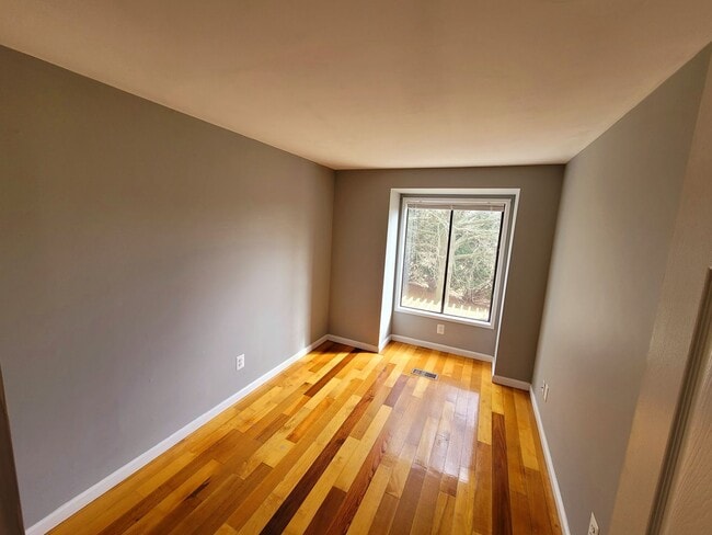Building Photo - Lovely 2Bd/1.5Bth TH in Gaithersburg Montg...