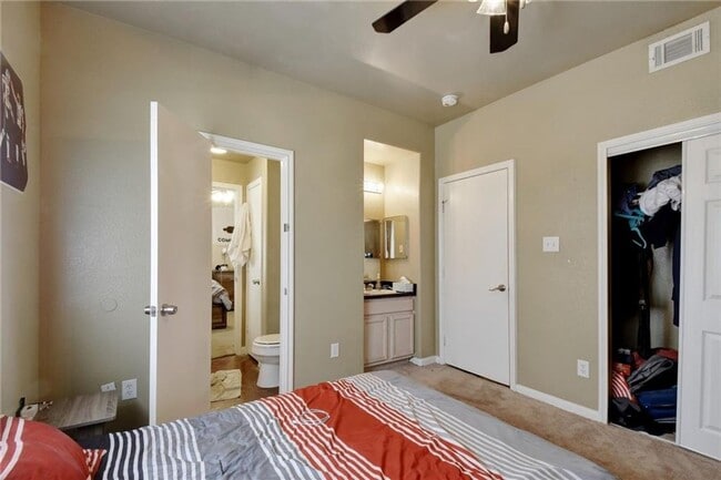 Building Photo - 4X2 West Campus Condo Under $900 Per Bedroom