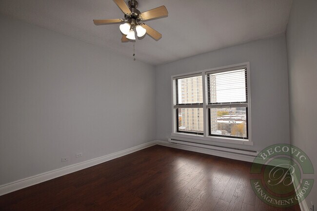 Building Photo - 4520 N Clarendon Ave