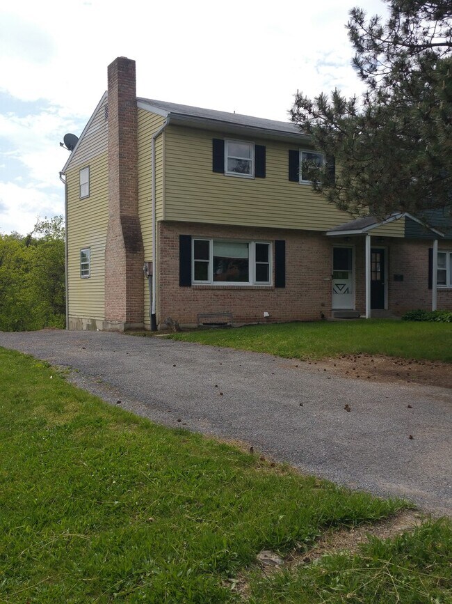 Building Photo - Spacious 4 Bedroom 2 1/2 bathroom Townhome With an ensuite located downstairs.