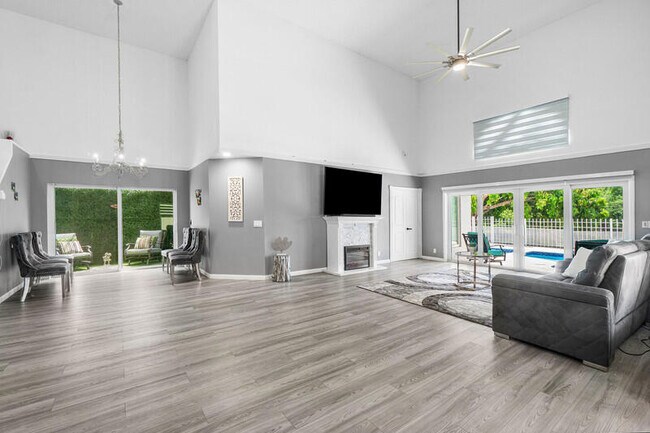 Building Photo - 10330 Buena Ventura Dr