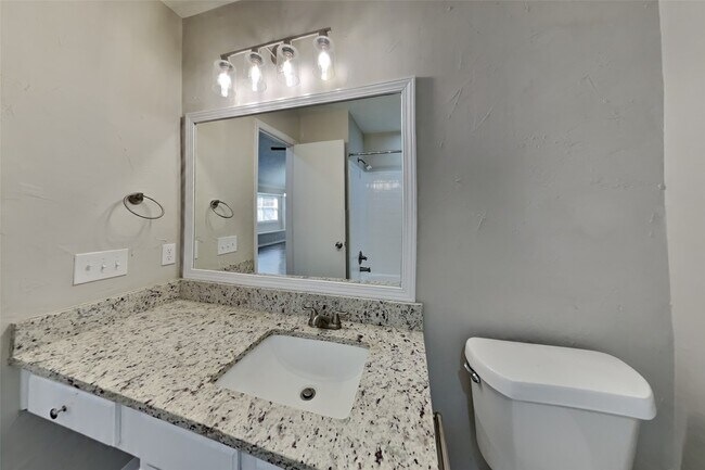 Building Photo - 2515 Chestnut Cir