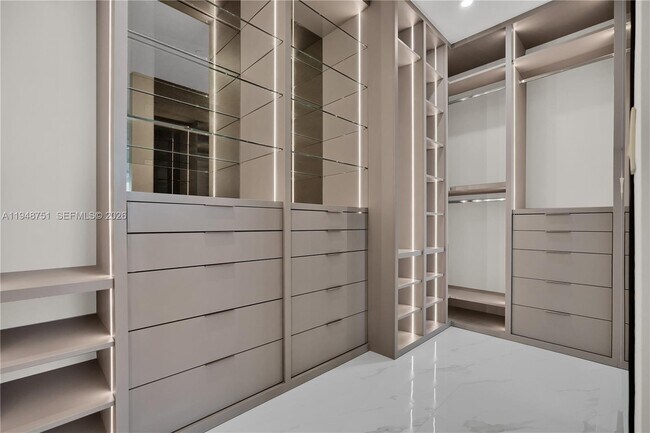 Building Photo - 700 NE 24th St