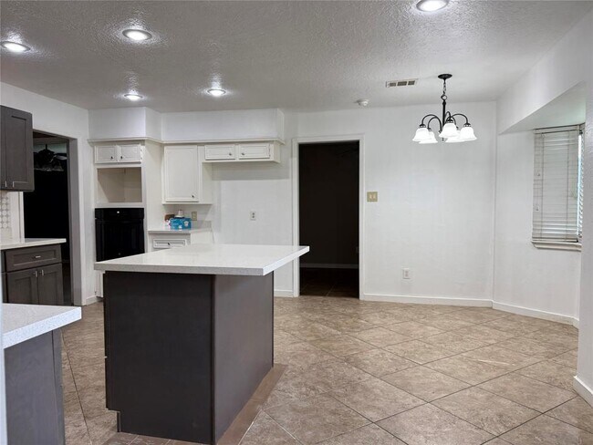 Building Photo - 702 Omega Cir