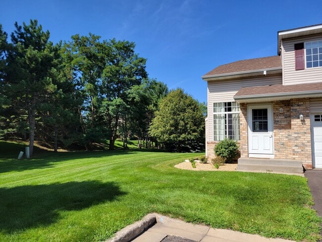 Building Photo - Spacious End Unit Townhouse