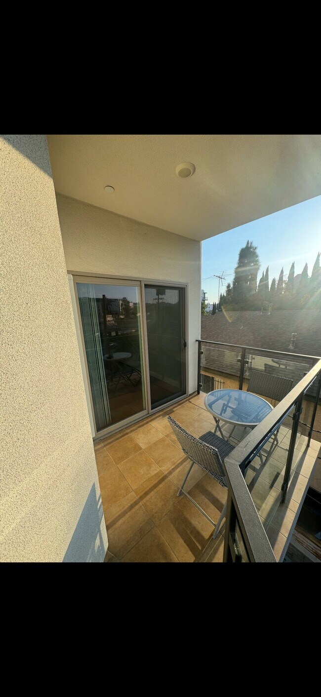 Building Photo - 5537 La Mirada Ave