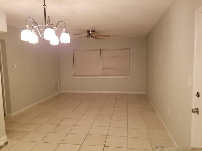 Building Photo - 382 E Royal Palm Rd