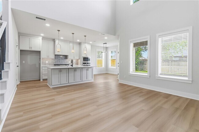 Building Photo - 900 Moksha St