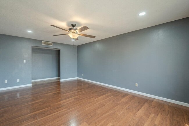 Building Photo - 3236 S Kenwood Ln