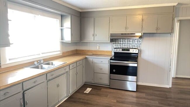 Building Photo - 3 Bedroom Freshly Painted House