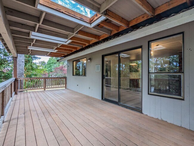 Building Photo - Move in ready 3 bedroom, 2.5 bath home wit...