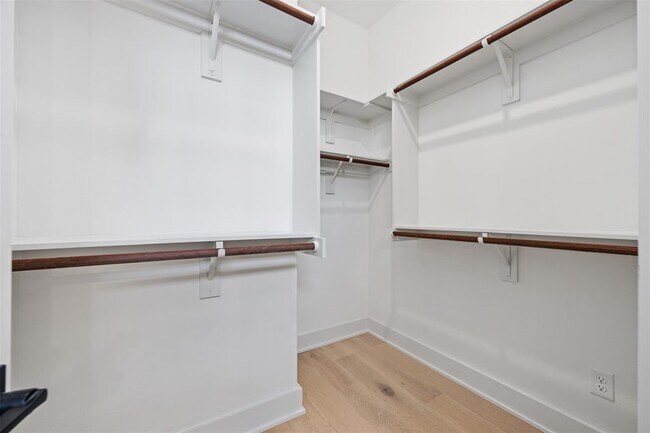 Building Photo - 4010 Valley View Rd