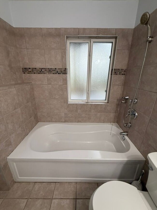 Building Photo - UPDATED 4 BED, 3 BATH KIRKLAND HOUSE FOR RENT AVAILABLE NOW!