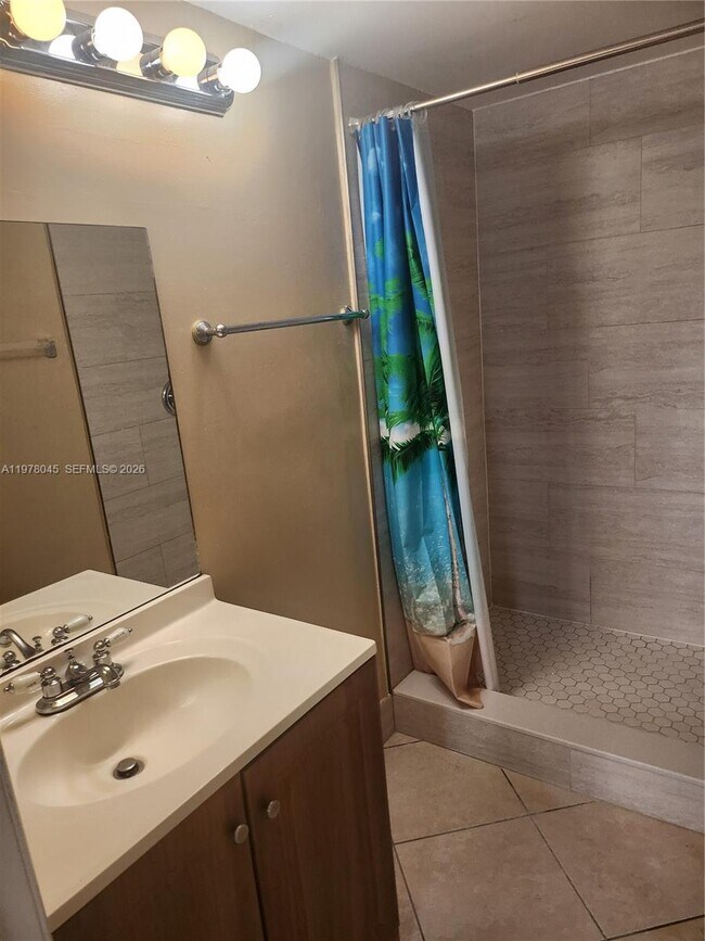 Building Photo - 215 Lake Pointe Dr