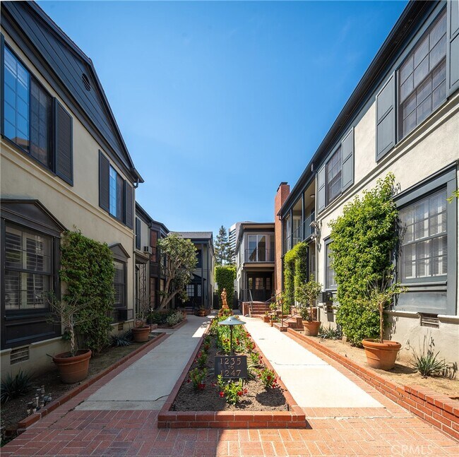 Building Photo - 1241 S Beverly Glen Blvd