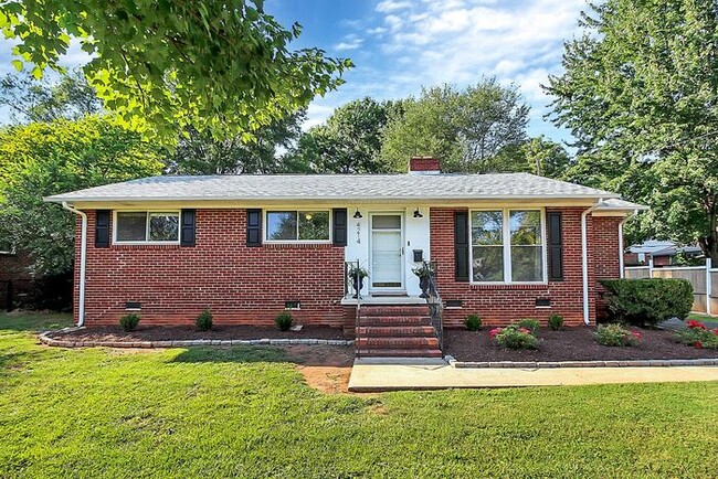 Primary Photo - Charming 3BD/2BA Ranch in Selwyn Park!