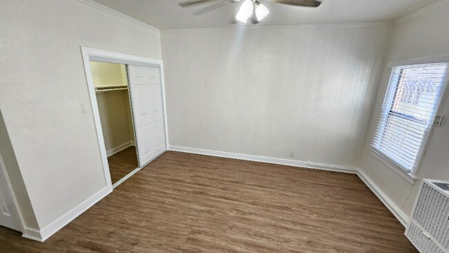 Building Photo - 1185 E Vernon Ave