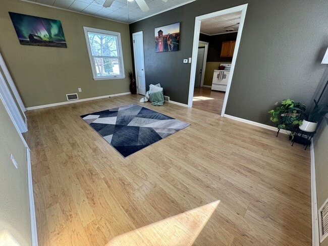 Building Photo - 2 bed, 1 bath home for rent in Readlyn, available immediately