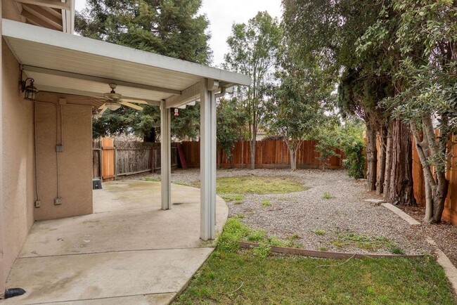 Building Photo - 4 bedroom in NW Modesto near shopping, Kai...