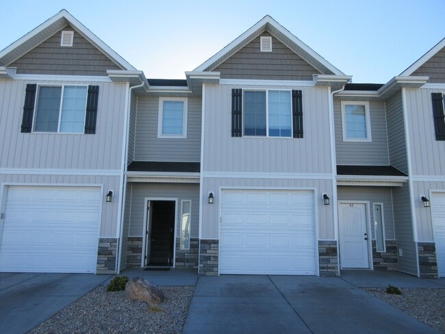 Primary Photo - Move-In Bonus - Newer Town home living in ...