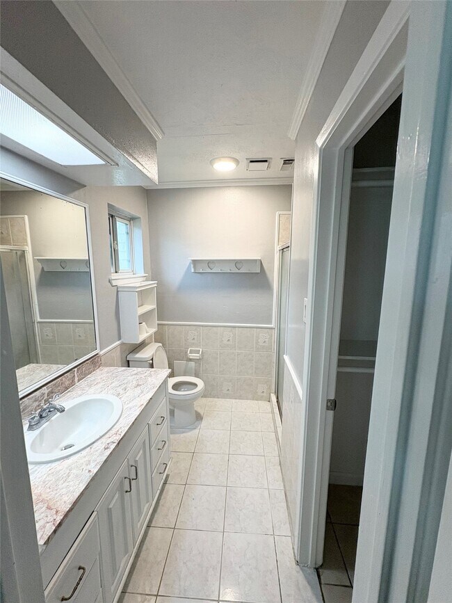 Building Photo - 10434 Towne Oak Ln