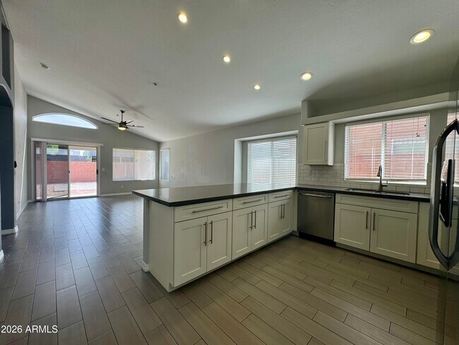 Building Photo - 8667 E Pinchot Ave