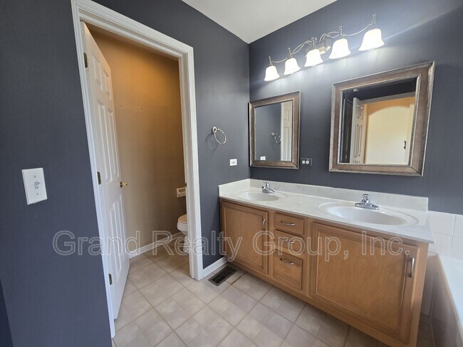 Building Photo - 2265 W Bentley Ln